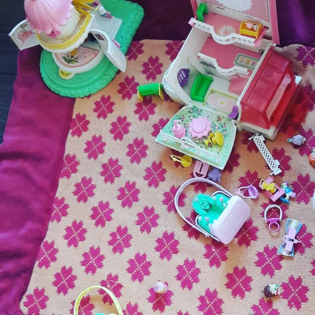 Als je kind speelt met jouw speelgoed, weet je: damn ik word oud! Maar wat een schattig speelgoed toch die Dufties, of Charmkins.